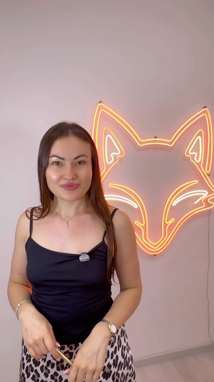 Makléřka KlíčHome před neonovým logem